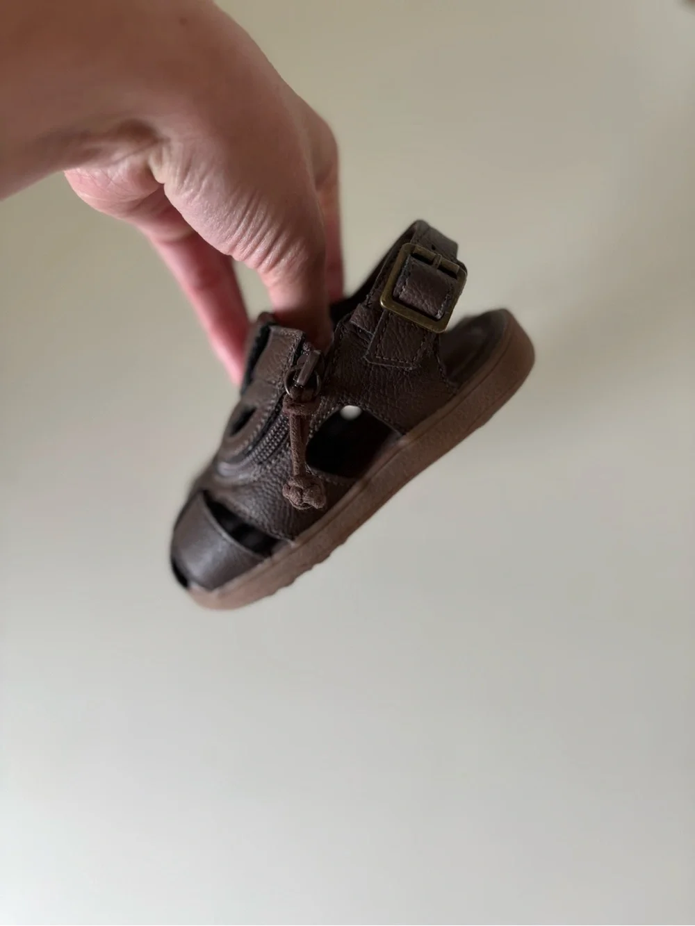 BILLY Kids Brown Closed-Toe Fisherman Sandals 7